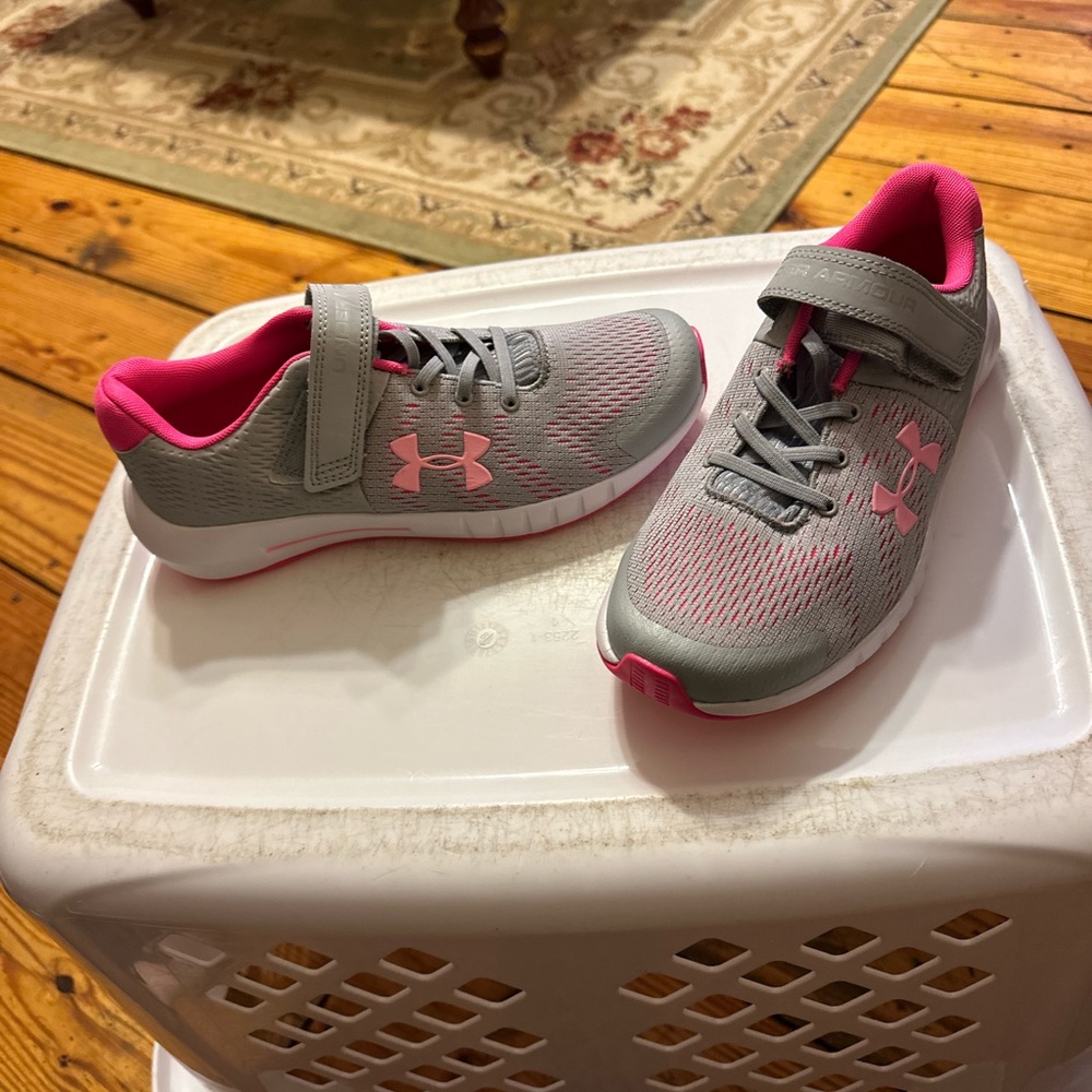Nike girls new shoes no tags size -3 gray and pink